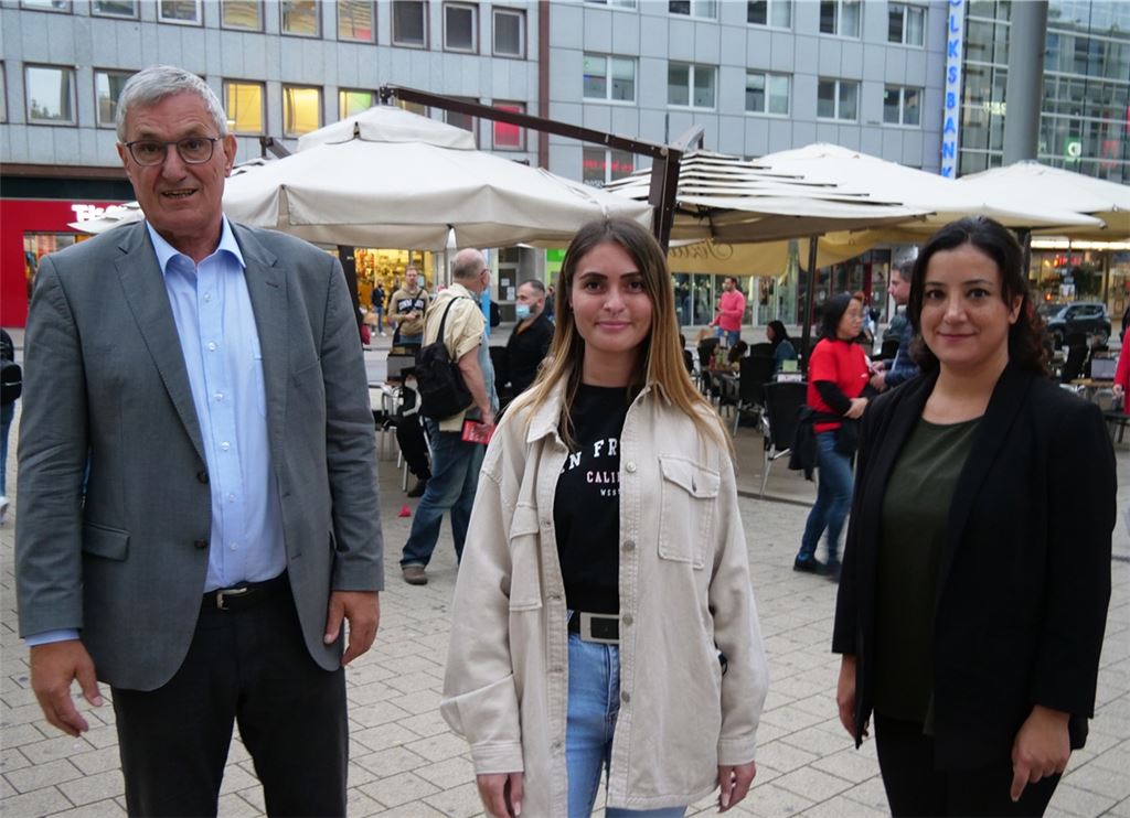 Verstärkung im Wahlkampf für die Linken-Kandidatin Meltem Çelik (Mitte): Bernd Riexinger und Gökay Akbulut unterstützen sie bei einer kleinen Kundgebung in der Pforzheimer Innenstadt. Foto: Friedrich