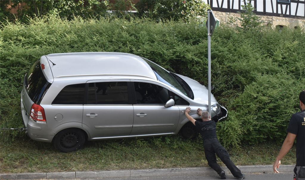 Versuch der Bergung: Der Wagen landet beschädigt in der Böschung. Foto: Myroshnichenko
