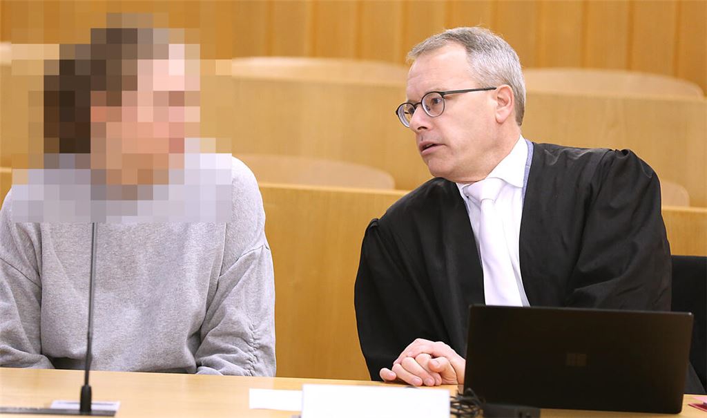 Verteidiger Alexander Kist berät sich mit seiner Mandantin, die während des Prozesses nicht nur die Tat, sondern auch ein familiäres Martyrium schildert. Foto: Hansen