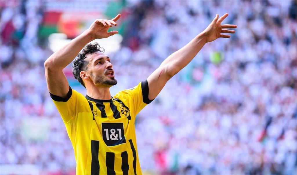 Verteidigt auch in der kommenden Saison für den BVB: Dortmunds Mats Hummels jubelt nach dem Spiel.