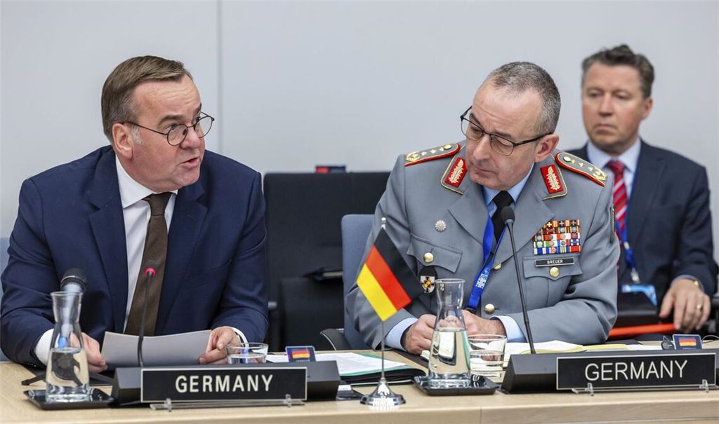 Verteidigungsminister Boris Pistorius (links) neben dem Generalinspekteur der Streitkräfte, Carsten Breuer