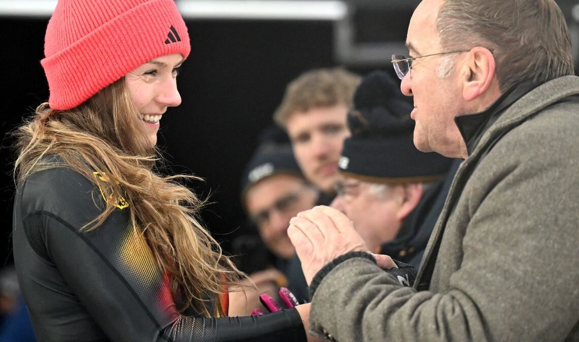 Verteidigungsminister Boris Pistorius sah sich an der Bahn Laura Noltes Rennen an.