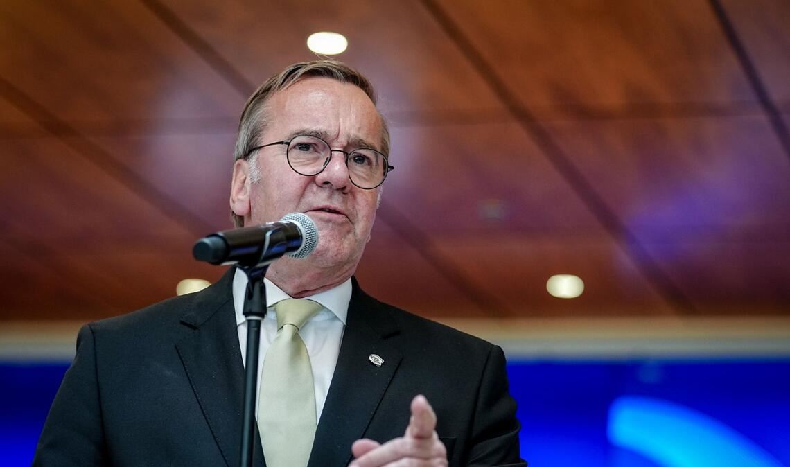 Verteidigungsminister Pistorius bei Pressekonferenz in Kanada.