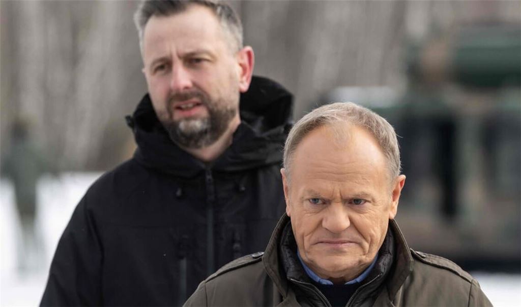 Verteidigungsminister Wladyslaw Kosiniak-Kamysz (hinten) und Regierungschef Donald Tusk bei einem Termin in Warschau.
