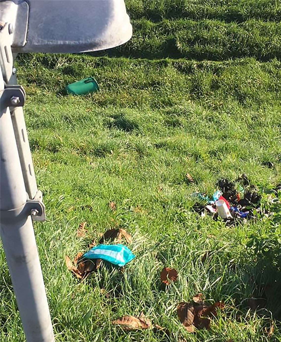 Verteilter Unrat auf der Wiese. Foto: privat