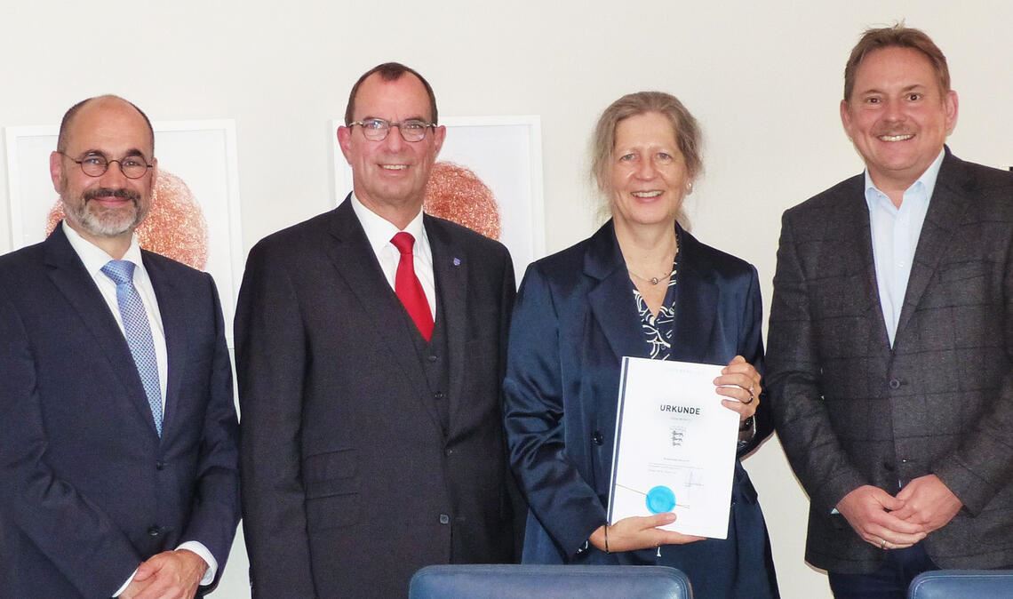 Vertrag besiegelt (v.li.): Amtsleiter Armin Dauner, OB Frank Schneider, Notarin Christiane Stoye-Benk und der Geschäftsführer der HKPE, Achim Geisbauer. Foto: privat