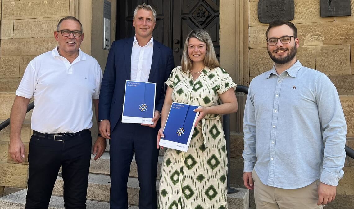 Vertrag besiegelt (v.li.): Willi Parstorfer, Regionalleiter Verteilnetze, und Daniel Jundt, Leiter Konzessionsmanagement bei Netze BW, die Sternenfelser Bürgermeisterin Antonia Walch und Bauamtsleiter und Kämmerer Tim Westermann. Foto: privat