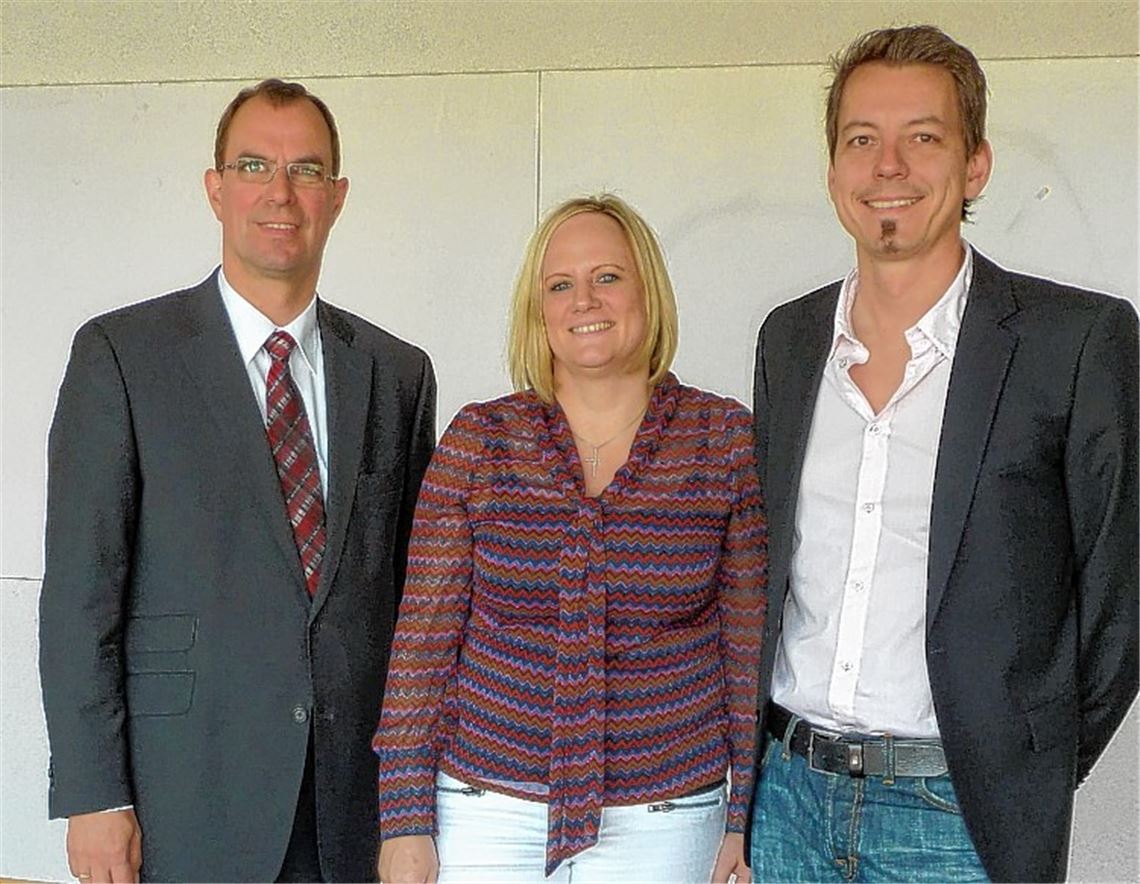 Vertrag für die Waldäcker besiegelt (v. li.): Oberbürgermeister Frank Schneider, Heike Sarow und Geschäftsführer Manfred Sarow.