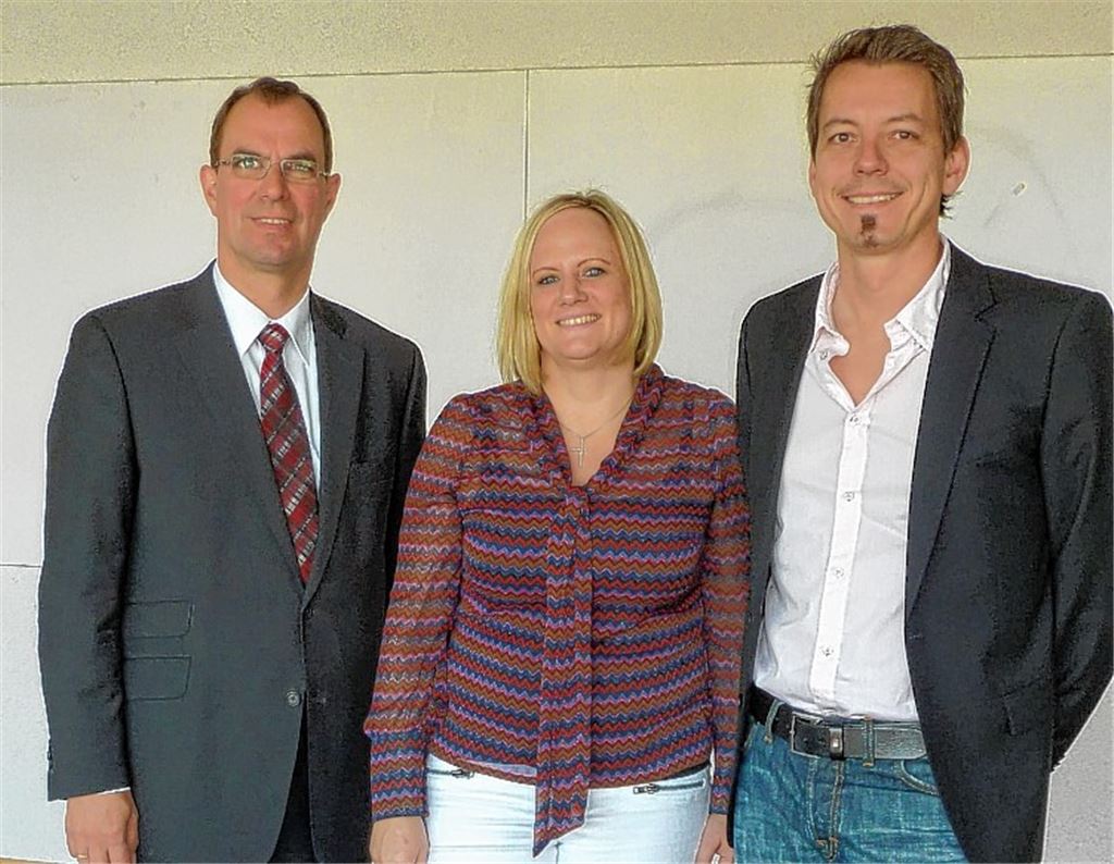 Vertrag für die Waldäcker besiegelt (v. li.): Oberbürgermeister Frank Schneider, Heike Sarow und Geschäftsführer Manfred Sarow.