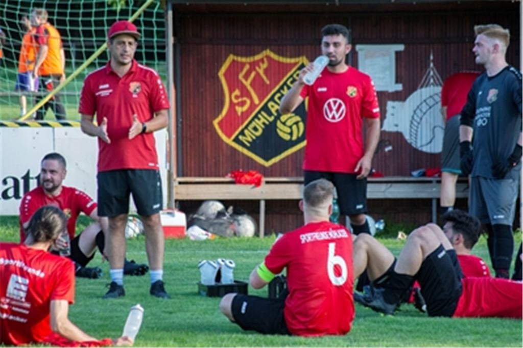 Vertrag um ein weiteres Jahr verlängert: Der 45 Jahre alte Ehab Ahmad (stehend, li.) wird auch in der kommenden Spielzeit Trainer der Roten aus dem Letten sein. Archivfoto: Fotomoment