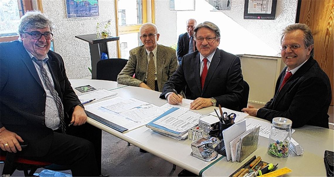 Vertragsunterzeichnung im Notariat (v.li.): Notar Günter Mauch, der stellvertretende DRK-Kreispräsident Kurt Demel, DRK-Kreisgeschäftsführer Werner Hänlein, Kreispräsident Professor Wolfgang Kramer und Ötisheims Bürgermeister Werner Henle.