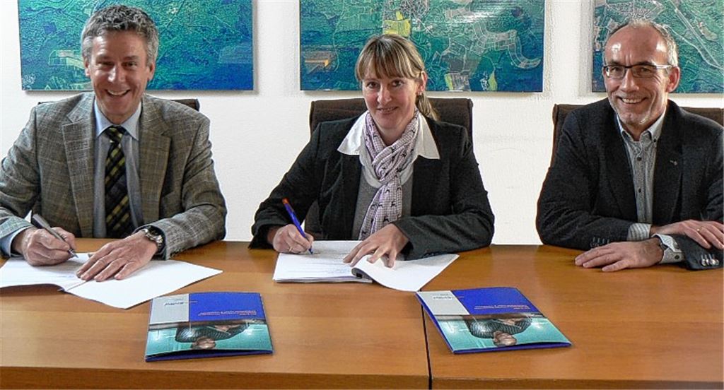 Vertragsunterzeichnung mit Rolf Schönhaar (v. li.), Kommunalberater der EnBW, Bürgermeisterin Sigrid Hornauer und Gemeindekämmerer Reiner Müller.