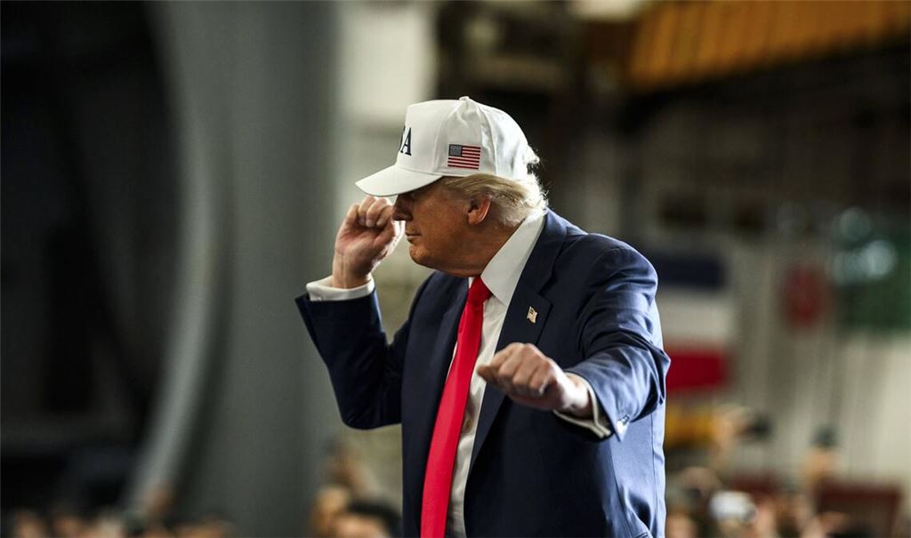 Vertrauen Sie diesem Mann Ihr Leben an? Donald Trump legt beim Besuch auf einem US-Flugzeugträger ein Tänzchen ein (Archivfoto).