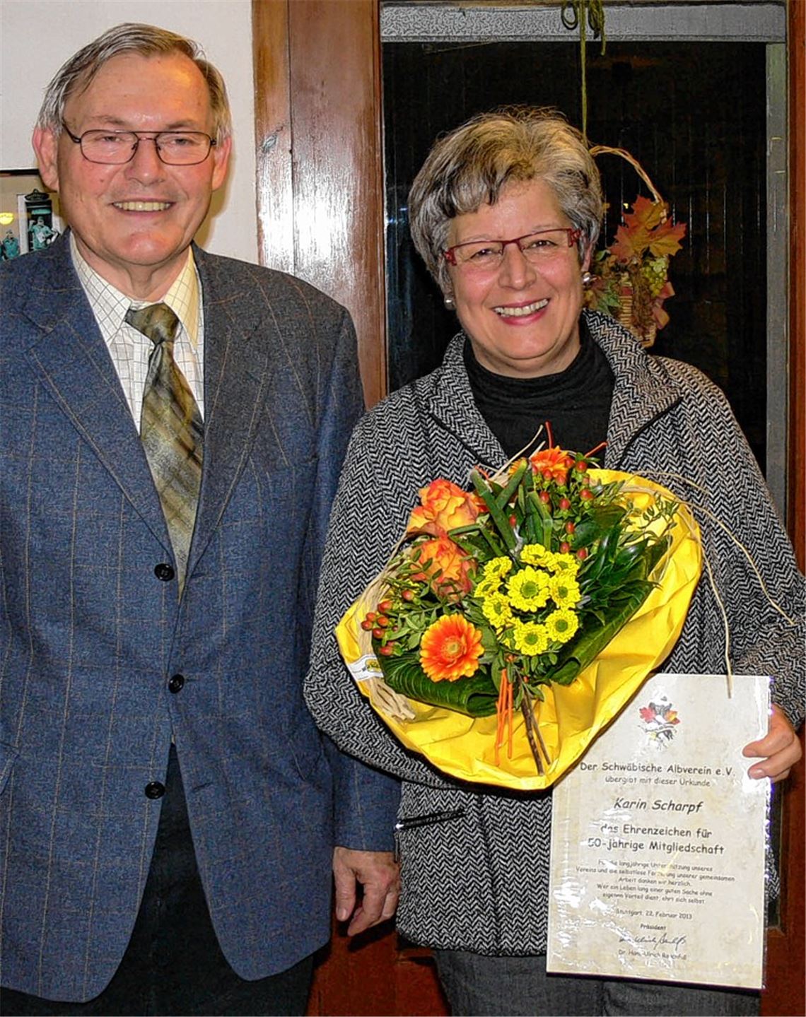 Vertrauensmann Reinhold Roller ehrt Karin Scharpf für 50 Jahre Mitgliedschaft im Sternenfelser Albverein. 