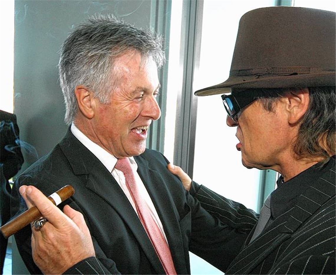 Vertraute Bekannte: Udo Lindenberg und Sparkassen-Direktor Herbert Müller gestern beim Zusammentreffen im Sparkassenturm.
