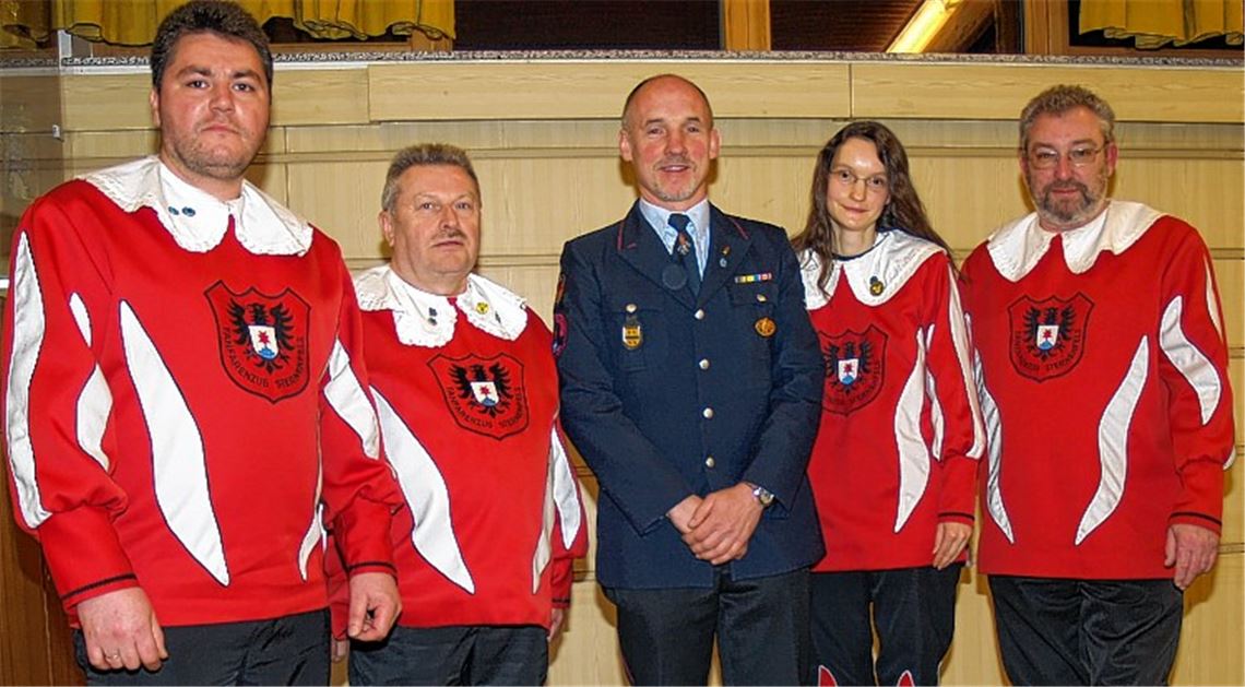 Vertreten auf der Jahreshauptversammlung des Feuerwehr-Spielmannsrings Enzkreis und des Fanfarenzugs Sternenfels sind v.li. Andreas Haigis, Klaus Maier, Birgit Sawatzki, Wolfgang Weidel, in der Mitte der Kommandant der Freiwilligen Feuerwehr Sternenfels Klaus Riekert.