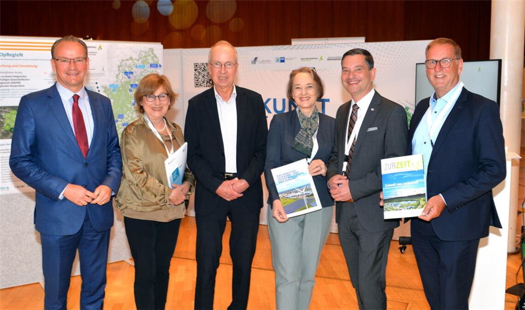 Vertreten beim „Tag der Regionen“ (v. li.): der CDU-Bundestagsabgeordnete Gunther Krichbaum, die CDU-Fraktionsvorsitzende im Pforzheimer Gemeinderat, Dr. Marianne Engeser, Sozialbürgermeister Frank Fillbrunn, die IHK-Hauptgeschäftsführerin Tanja Traub, der Vorsitzende des Regionalverbands, Klaus Mack, und Jochen Protzer, Geschäftsführer der Wirtschaftsförderung Nordschwarzwald (WFG). Foto: IHK/Hasch