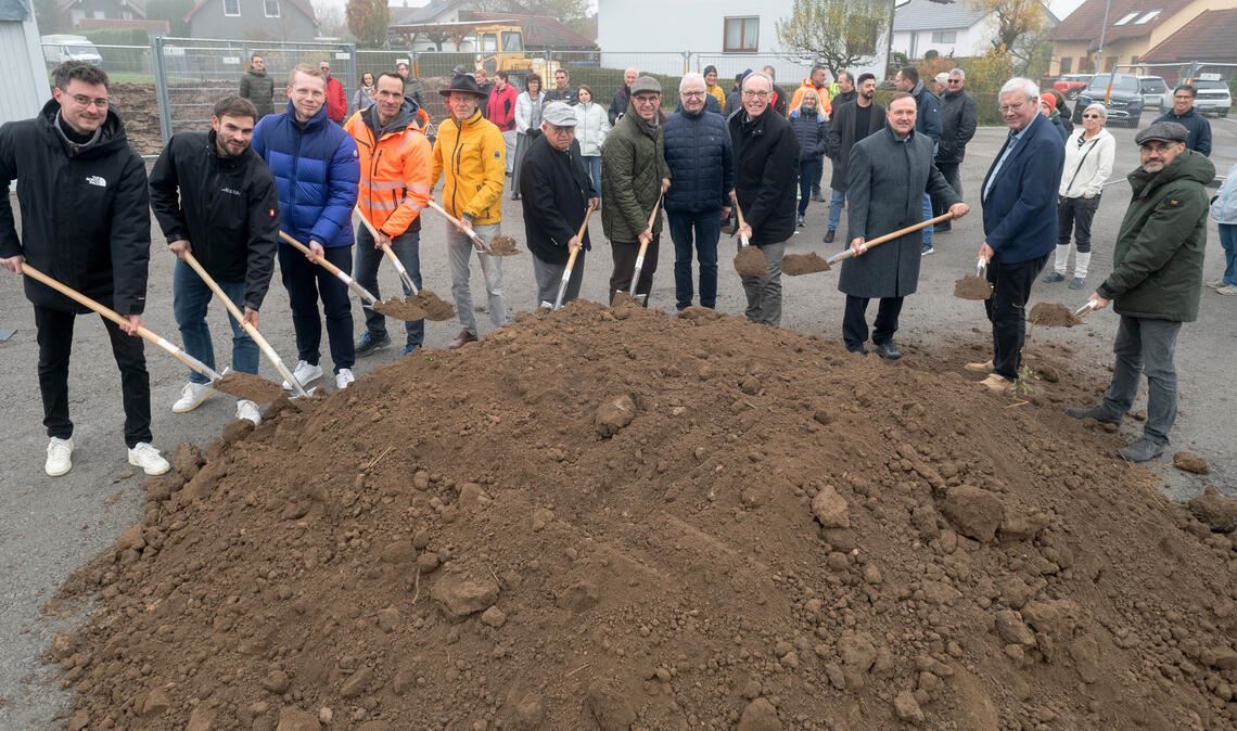 Vertreter aus Verwaltung, Gemeinderat, Projektentwicklung, Planungsbüro und Bauunternehmen greifen zum Spaten. Foto: Fotomoment