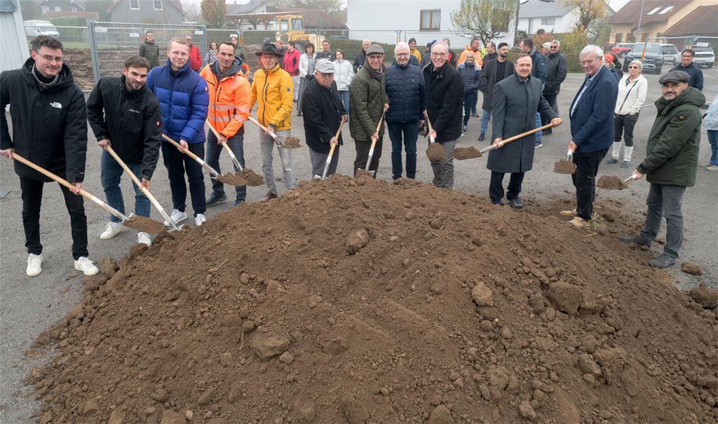Vertreter aus Verwaltung, Gemeinderat, Projektentwicklung, Planungsbüro und Bauunternehmen greifen zum Spaten. Foto: Fotomoment