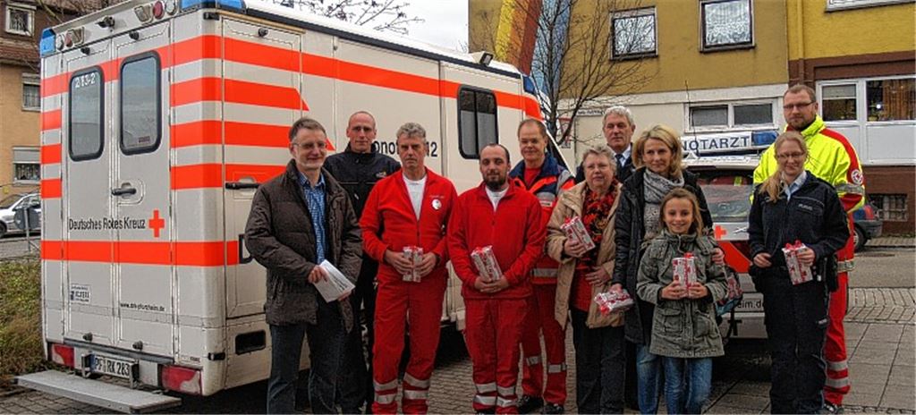 Vertreter der Feuerwehr, des DRK und des Notarzt-Teams werden von Michael Rieger, dem Ersten Vorsitzenden der Verkehrswacht (li.), Kassiererin Gisela Oser und Schatzmeisterin Doreen Braemer für ihren Einsatz mit einem Geschenk belohnt. Mit dabei: die elfjährige Gwendolin Braemer. Foto: Filitz