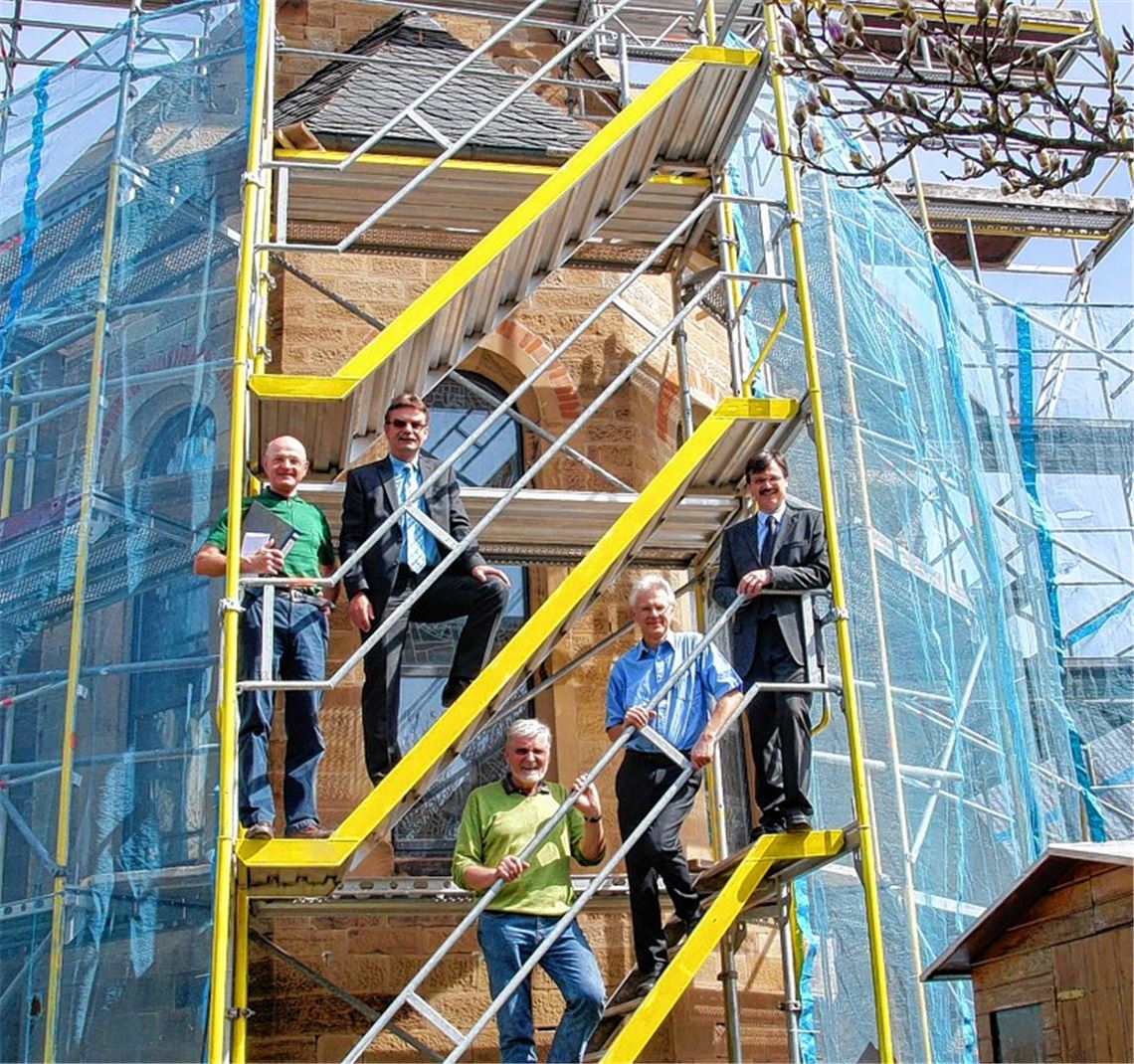 Vertreter der Kirchengemeinde und der Sparkasse inspizieren die Baustelle. Foto: privat