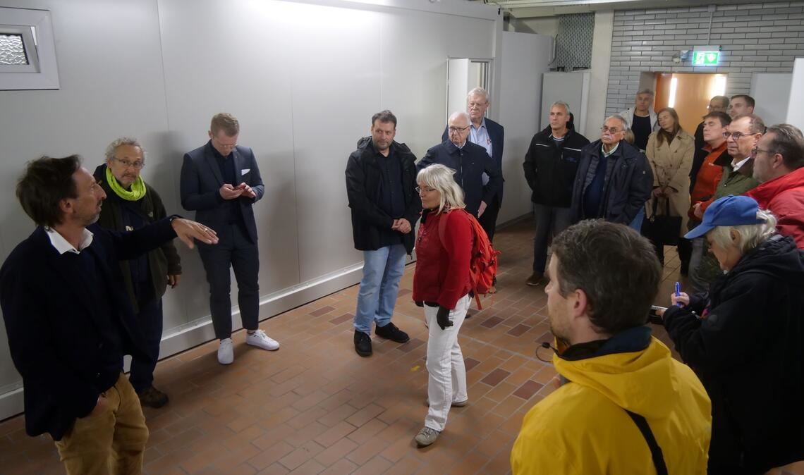 Vertreter der Mühlacker Stadtverwaltung und der Gemeinderat schauen sich am Dienstagabend das umgebaute alte Feuerwehrhaus an der Rappstraße an, das künftig Platz für bis zu 50 geflüchtete Menschen bietet. Foto: Friedrich