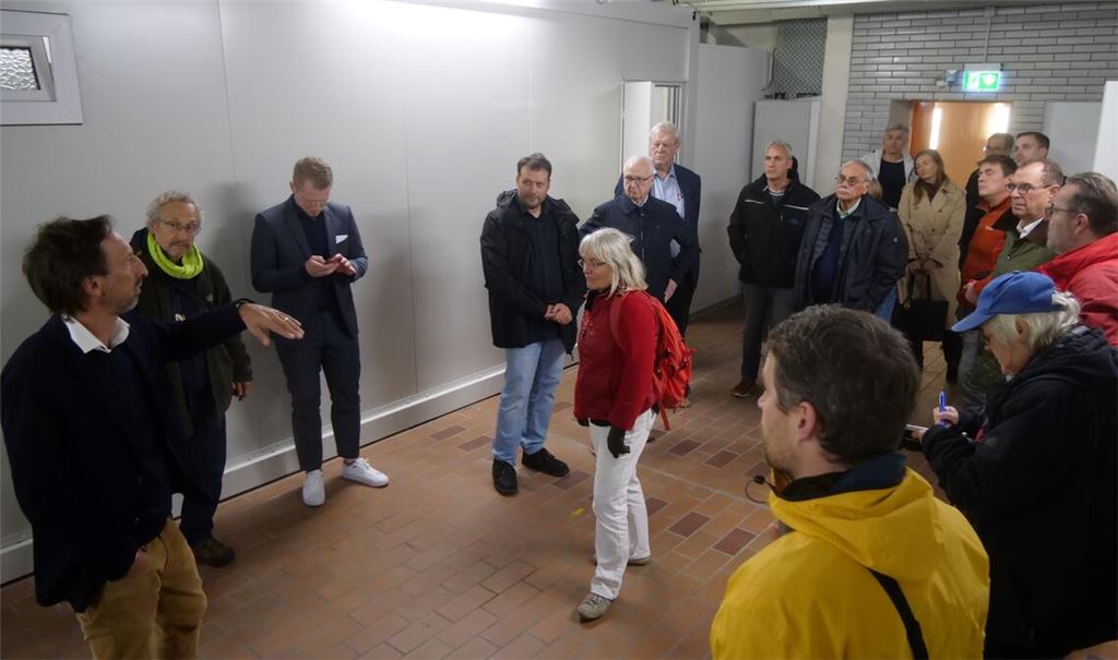 Vertreter der Mühlacker Stadtverwaltung und der Gemeinderat schauen sich am Dienstagabend das umgebaute alte Feuerwehrhaus an der Rappstraße an, das künftig Platz für bis zu 50 geflüchtete Menschen bietet. Foto: Friedrich