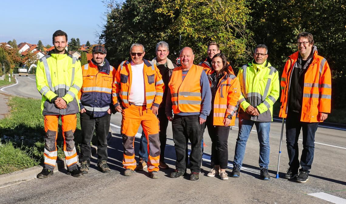 Vertreter der Projektbeteiligten freuen sich mit Bürgermeister Matthias Enz (hinten in der Mitte) über den Abschluss der Fahrbahndeckensanierung. Fotos: Schüller