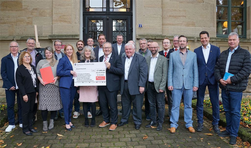 Vertreter der Sparkasse Pforzheim Calw überreichen Spendenschecks an Vereine und Organisatoren in Oberderdingen, Knittlingen, Maulbronn und Sternenfels. Auch die Bürgermeister der Kommunen und die Sternenfelser Bürgermeisterin Antonia Walch freuen sich über das Engagement des Geldinstituts. Foto: Bastian
