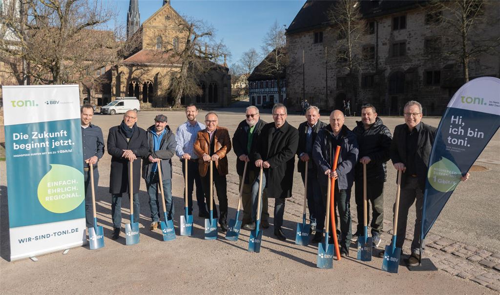 Vertreter der Stadt und der Firma Breitbandversorgung Deutschland beim symbolischen „Spatenstich“ in Maulbronn. Foto: Fotomoment