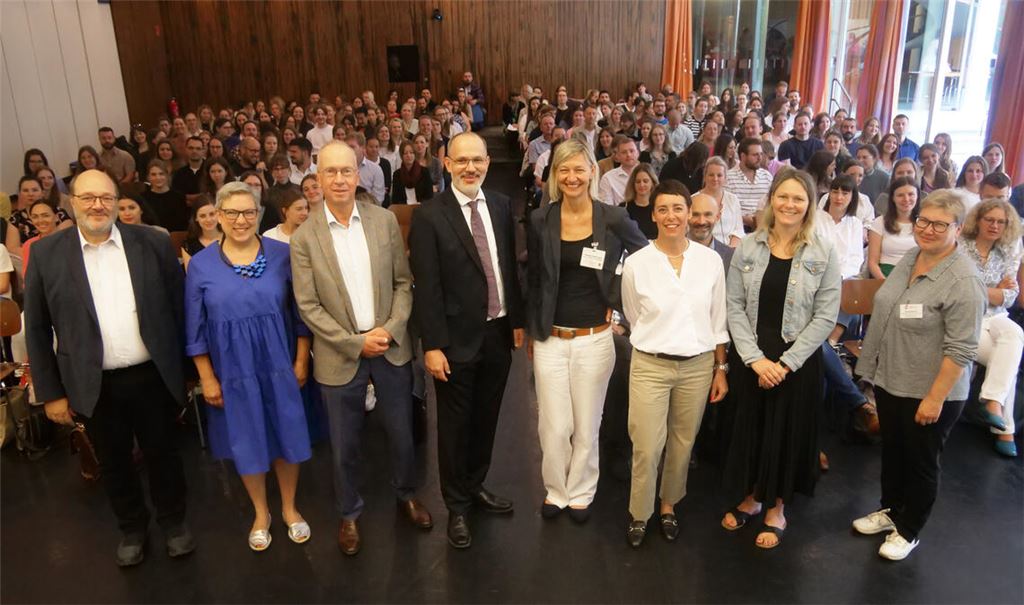 Vertreter der Stadt und der Schulbehörden begrüßten am Freitagmorgen 172 neu eingestellte Lehrer zur Vereidigung im Reuchlinhaus. Foto: Friedrich