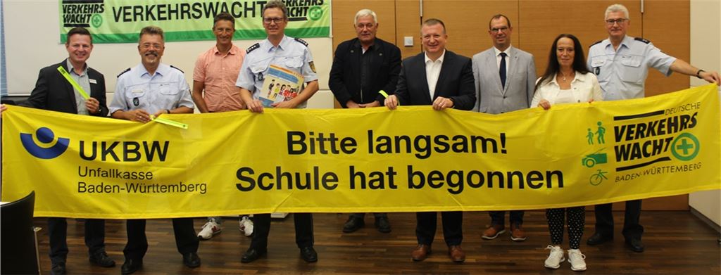 Vertreter der Verkehrswacht, der Polizei, der Stadt Mühlacker und des Enzkreises sowie des Staatlichen Schulamts bitten um besondere Vorsicht. Foto: Gießler
