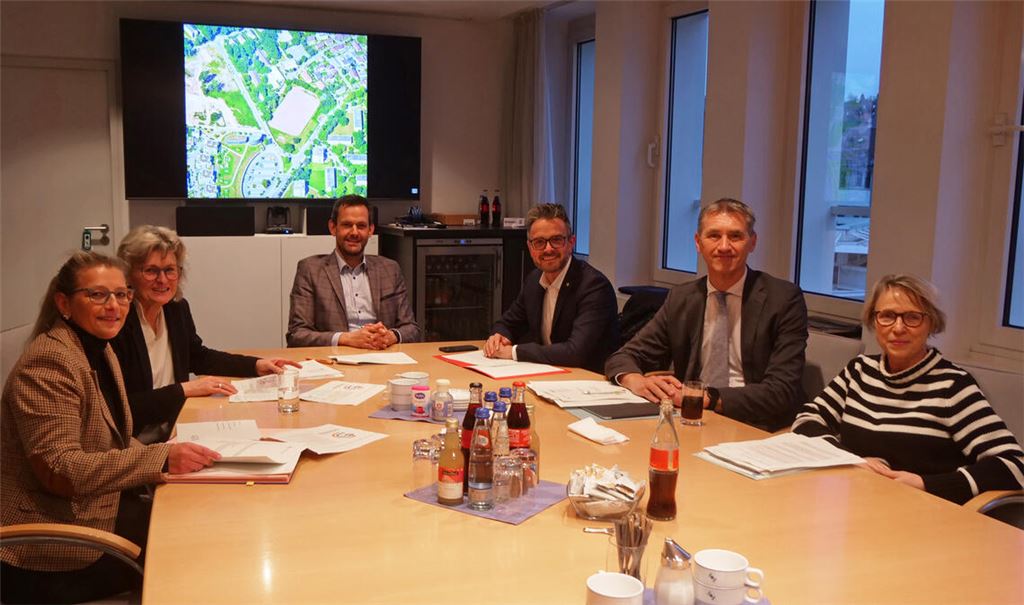 Vertreter des Enzkreises und der Stadt Pforzheim: Miriam Mayer (v.li.), Claudia Schlütter, Bastian Rosenau, Peter Boch, Frank Stephan und Marion Trenz skizzieren bei einem Pressegespräch die gemeinsamen Schulbaupläne. Foto: Friedrich