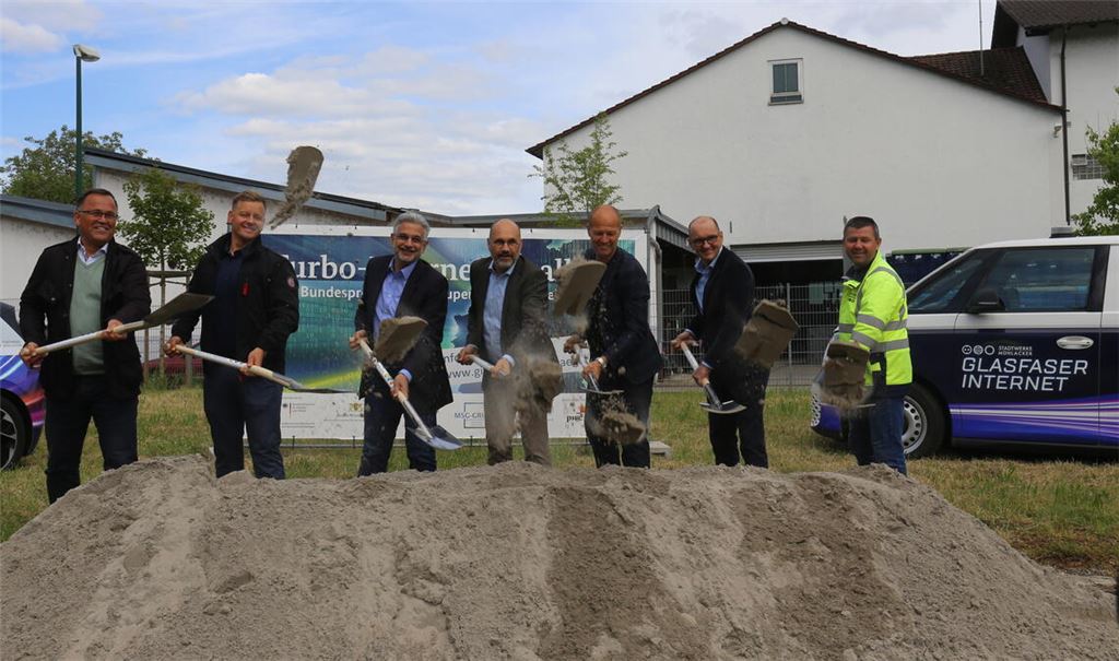 Vertreter des Generalunternehmers, der Stadtwerke und der Stadt läuten am Ortsausgang Richtung Enzberg „Los II“ ein. Foto: Oberwemmer