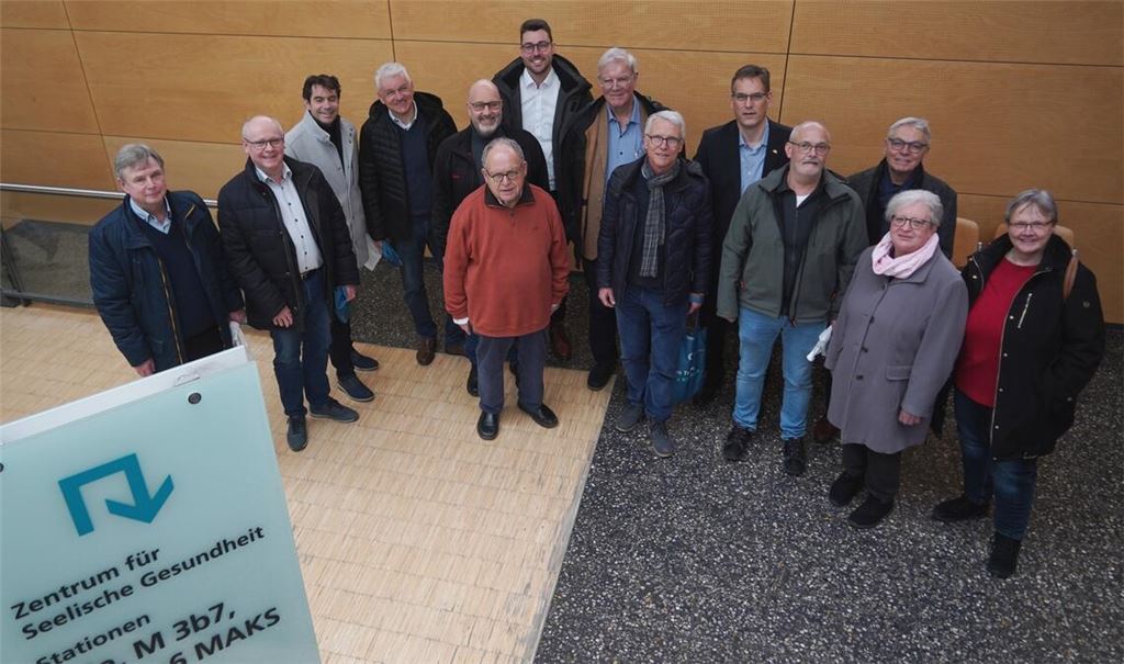 Vertreter des Kreistags und des Neuenbürger Gemeinderats schauen sich im Klinikum Stuttgart auch das Zentrum für seelische Gesundheit an. Foto: Roller