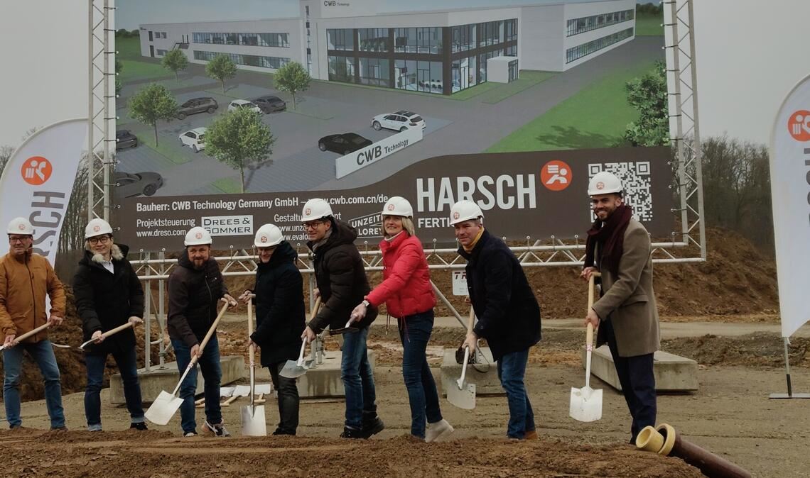 Vertreter von Gemeinde, CWB, Harsch und Drees und Sommer greifen zum Spaten, um den Baubeginn in den Wiernsheimer Waldwiesen offiziell einzuläuten. Foto: Deeg