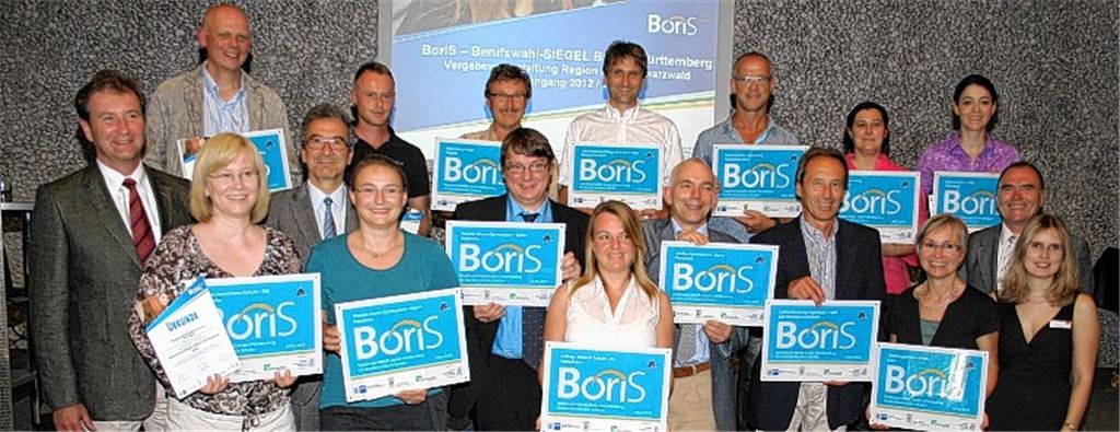 Vertreter von Schulen der Region Nordschwarzwald und Ausbildungsbotschafter von Industrie und Handwerk erhalten das BoriS-Berufswahl-Siegel.