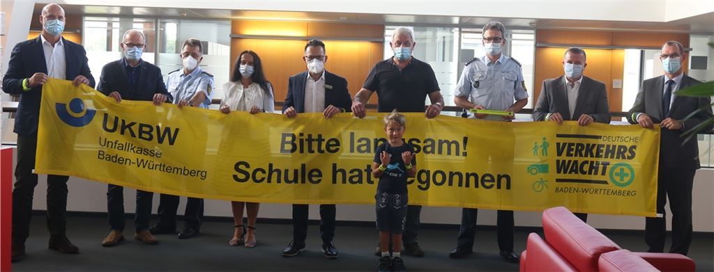 Vertreter von Verkehrswacht, Polizei, Stadt- und Kreisverwaltung sowie der Sparkasse Pforzheim Calw ziehen zu Schuljahresbeginn am gleichen Strang.Foto: Deeg