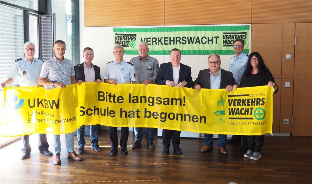Vertreter von Verkehrswacht, Polizei, Stadt- und Kreisverwaltung, Schulamt sowie der Sparkasse Pforzheim Calw setzen sich zu Schuljahresbeginn für einen sicheren Schulweg ein. Foto: Müller