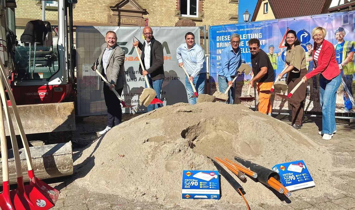 Vertreter von der Gemeinde Ölbronn-Dürrn, den Stadtwerken Pforzheim und der Firma Sam Erdbau freuen sich über das Projekt, das in den beiden Ortsteilen eine wesentlich schnellere Internetverbindung über Hausanschlüsse ermöglichen soll. Foto: Schüller