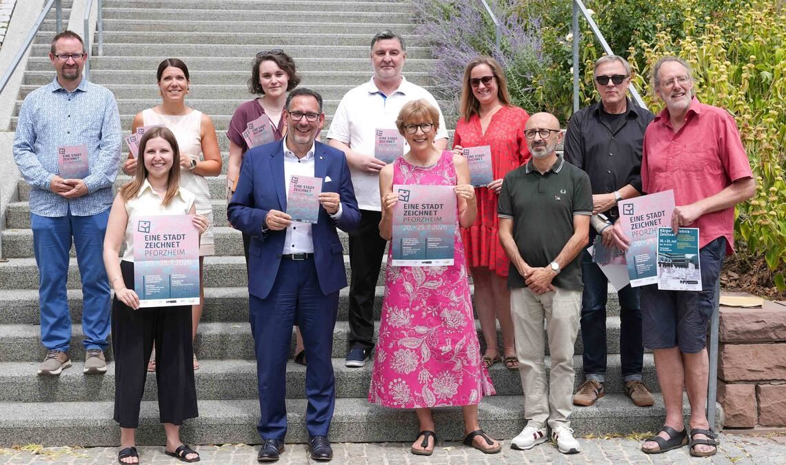 Vertreterinnen und Vertreter aus dem Kulturamt, der Hochschule Pforzheim, der Vhs Pforzheim, der Zeichenschule „Das Zeichenprojekt“ und vom Eigenbetrieb Wirtschaft und Stadtmarketing Pforzheim freuen sich gemeinsam mit Kulturbürgermeister Tobias Volle (vorn 2.v.li.) auf die Aktion „Eine Stadt zeichnet“. Foto: Stadt Pforzheim/Emma Teuscher
