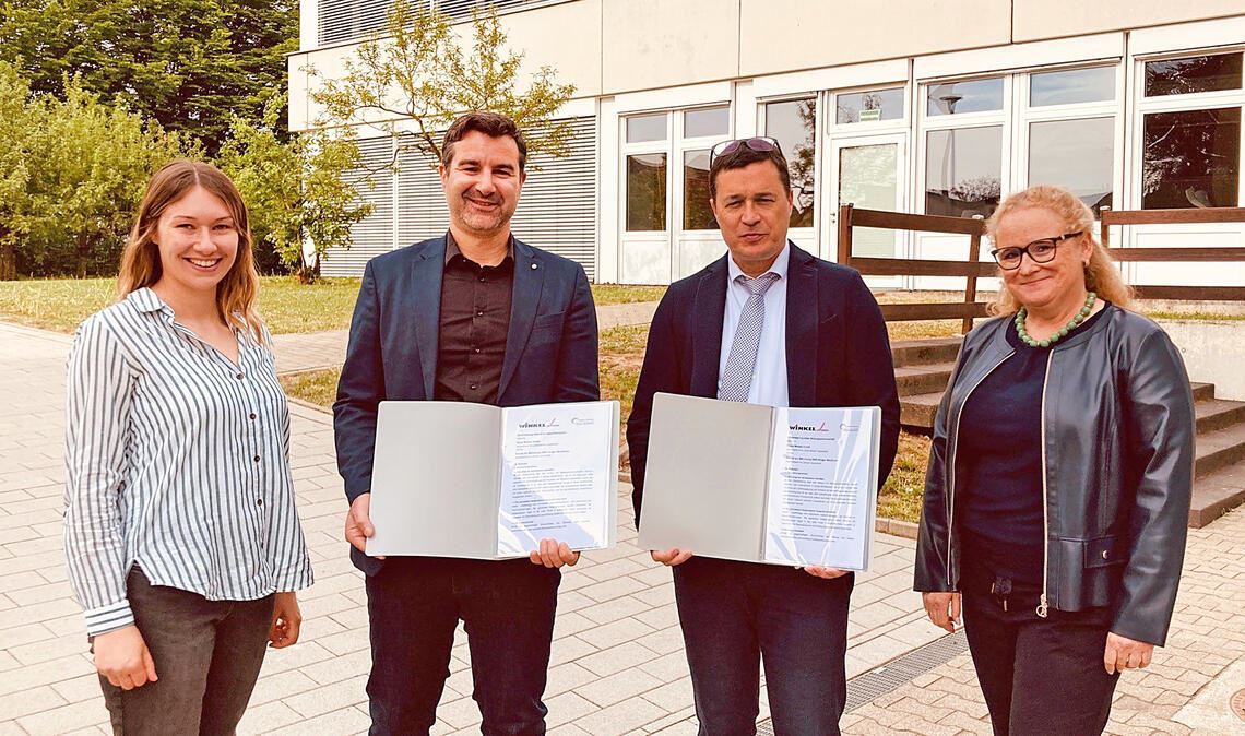 Vertreterinnen und Vertreter der Firma Winkel und der „Schule am Stromberg“ treffen sich zur Unterzeichnung einer Vereinbarung für eine Partnerschaft. Foto: privat