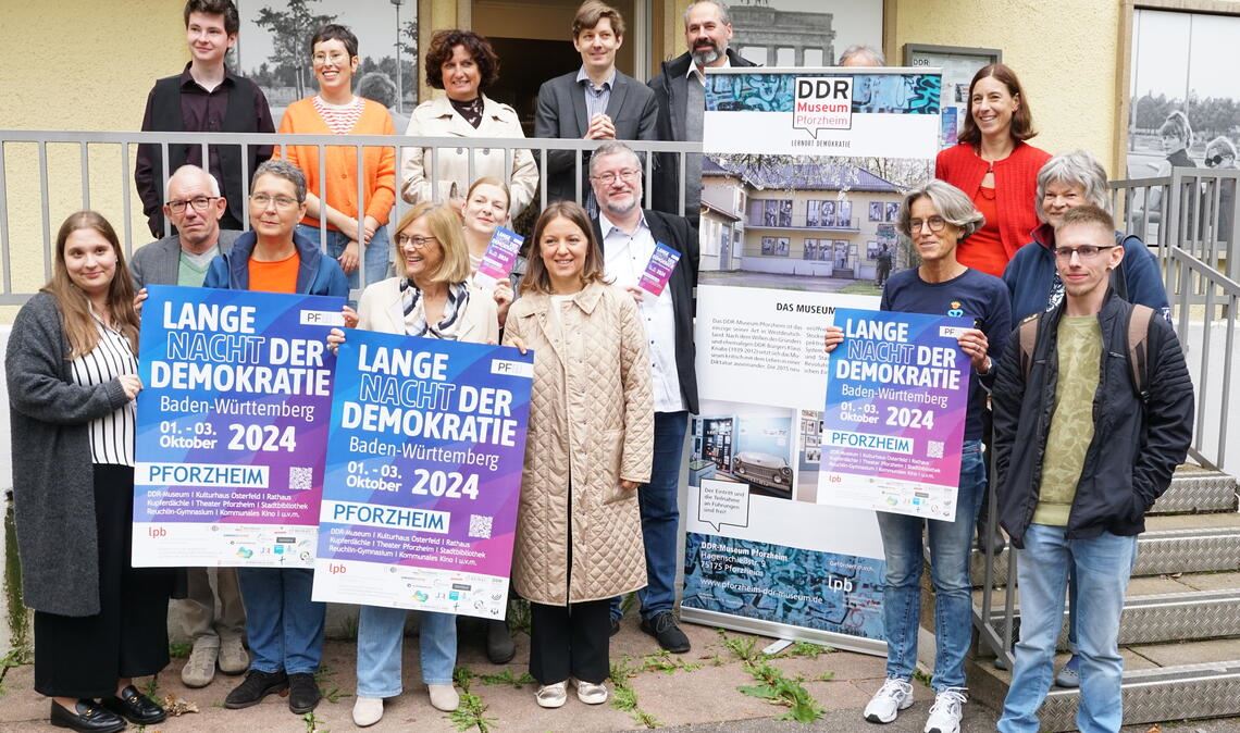 Vertreterinnen und Vertreter der in Pforzheim und im Enzkreis beteiligten Einrichtungen, Initiativen, Schulen und Kirchen (darunter Gymnasien, DDR-Museum, Bürgerbeteiligung, Internationaler Beirat, Katholisches Dekanat, Kulturhaus Osterfeld, Betriebs- und Stadtjugendring, The Artpole, Kommunales Kino, Christuskirche, Theater Pforzheim, Jugendgemeinderat, evangelische Kirche, Stadtbibliothek, Zusammenhalten, Evangelische Erwachsenenbildung, Stadt-Land-Enz, Demokratiezentrum, Kupferdächle.) Foto: Bastian