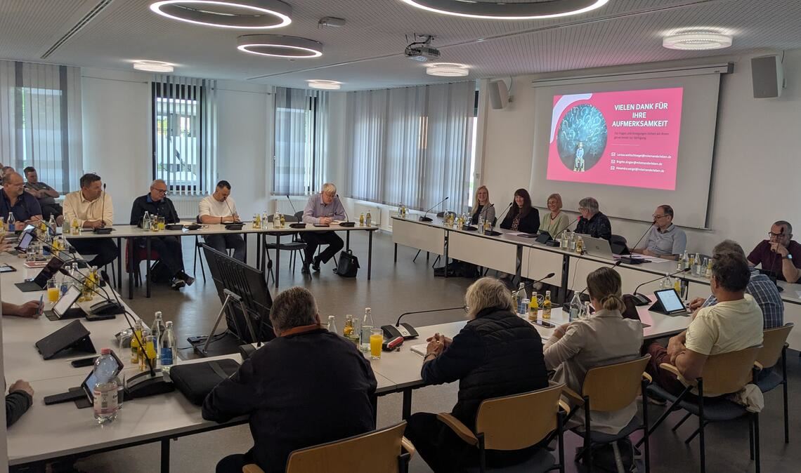 Vertreterinnen von „miteinanderleben“ berichten im Gemeinderat. Foto: Steigleder