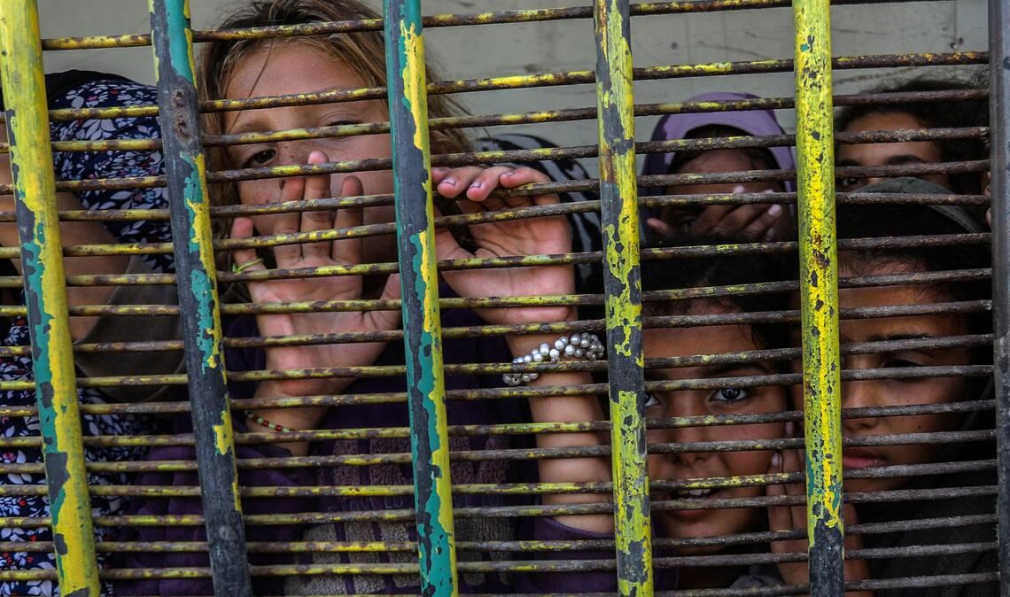 Vertriebene Palästinenser drängen sich in Gaza Stadt vor einer von Wohltätigkeitsorganisationen betriebenen Bäckerei, um Brotrationen zu erhalten.