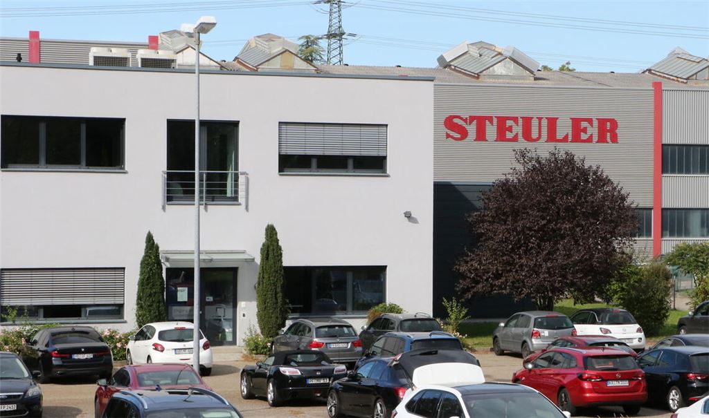 Vertriebsteam der Panariagroup ist noch im Verwaltungs- und Ausstellungsgebäude der ehemaligen Firma Steuler (im Vordergrund) vertreten. Foto: Archiv