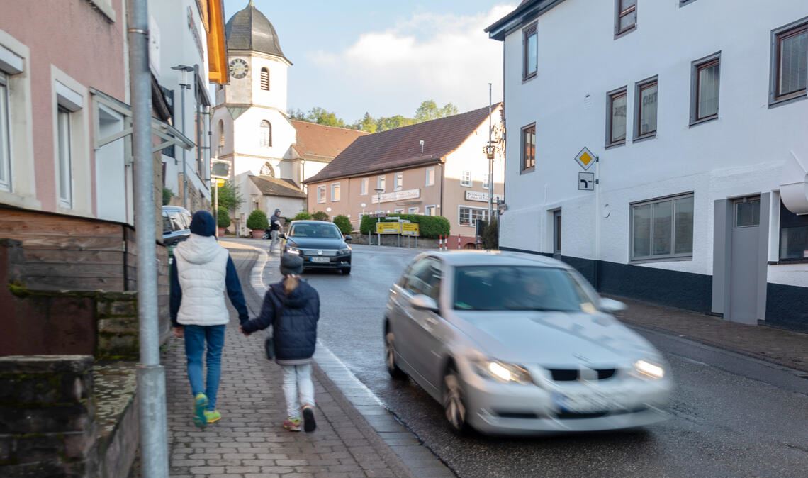 Verwaltung und Gemeinderat in Sternenfels drängen – hier die Brettener Straße – auf eine innerörtliche Höchstgeschwindigkeit von 30 km/h. Foto: Fotomoment