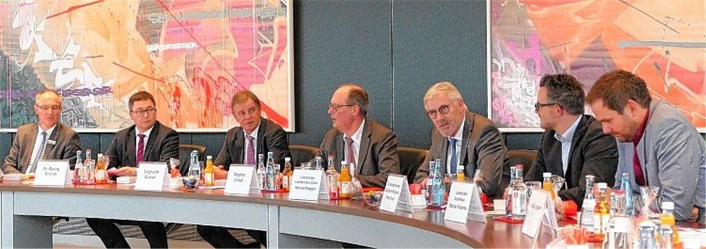 Jubilar verteilt selbst Geschenke