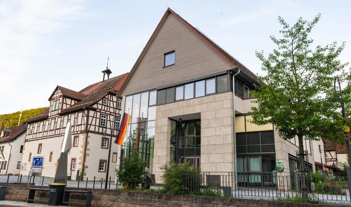 Verwaltungssitz ohne Verwaltungschef: Das Rathaus in der Mönsheimer Ortsmitte. Foto: Schüller