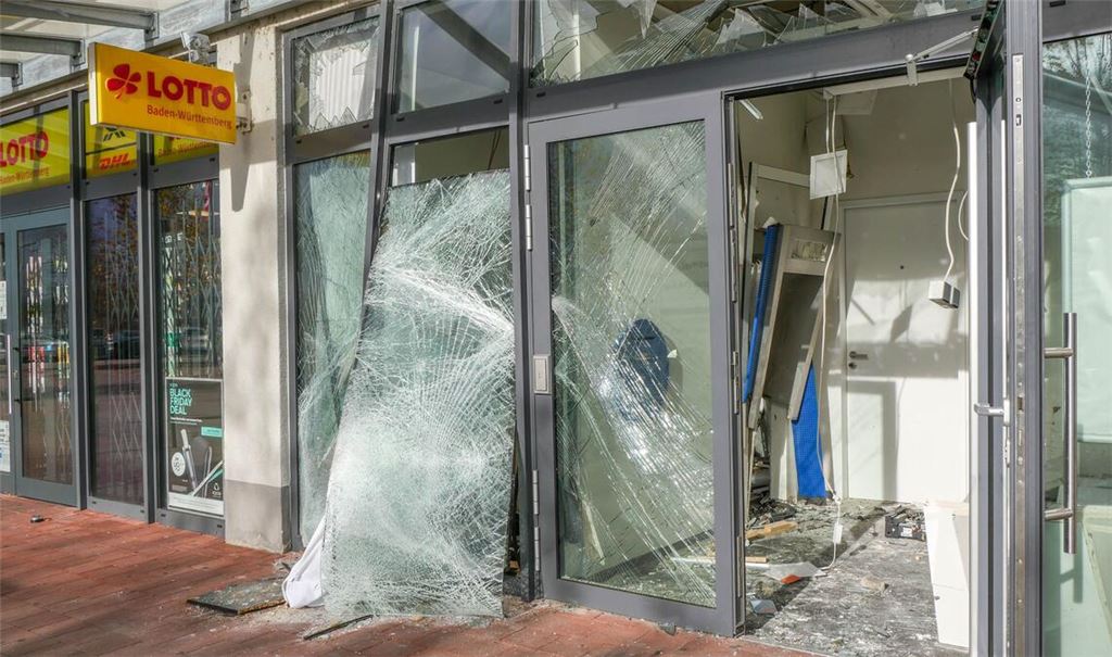 Verwüstet: das Fachmarktzentrum in Lahr, in dem der Bankomat stand. Foto: Einsatz-Report 24